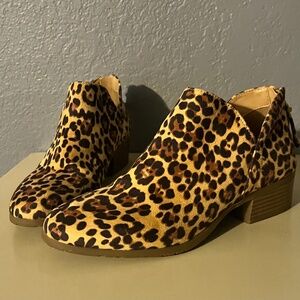 Kenneth Cole REACTION Women's Size 7M Side Way Low Heel Ankle Bootie Leopard
